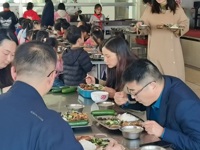 暖心陪餐 “食”刻相伴